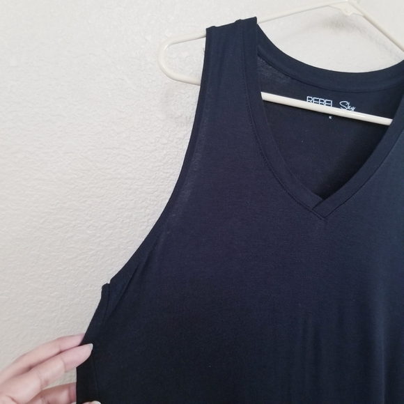 Rebel Sky Black V-Neck Tank Size Medium - Picture 5 of 6